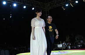 美术专业刘小云（左），清华大学